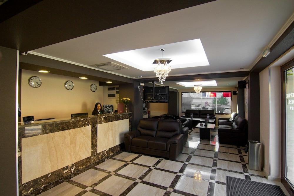 West Plaza 3* Bucarest