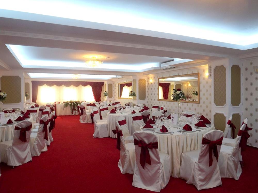 West Plaza Hotel 3*