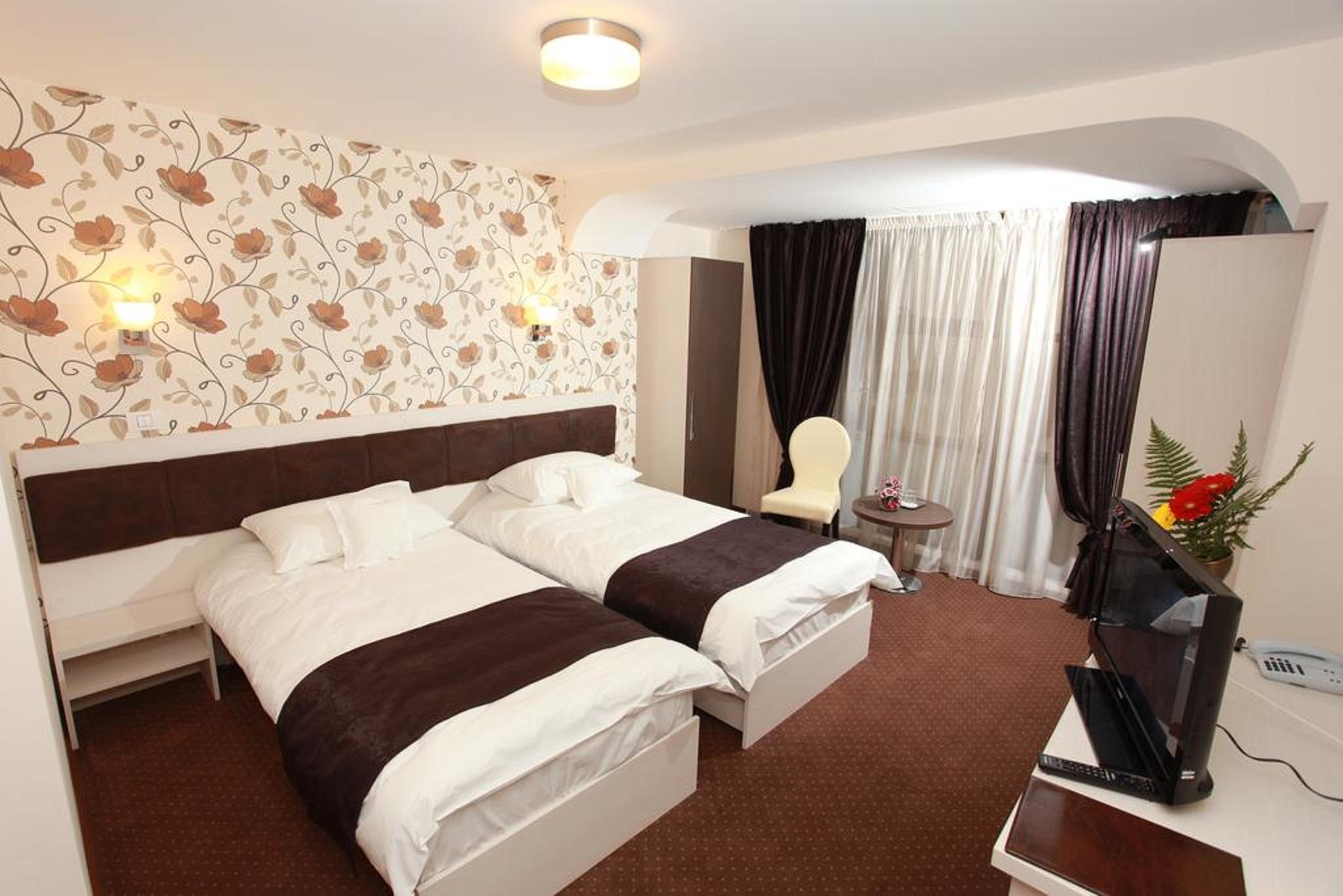 Hotel West Plaza 3*