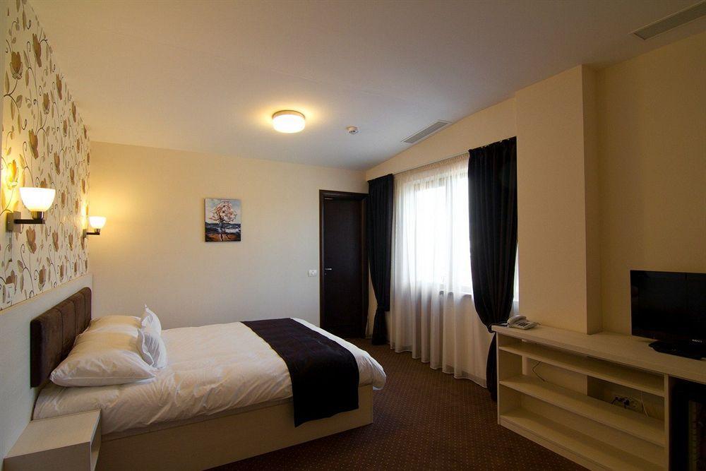 West Plaza 3* Bucarest